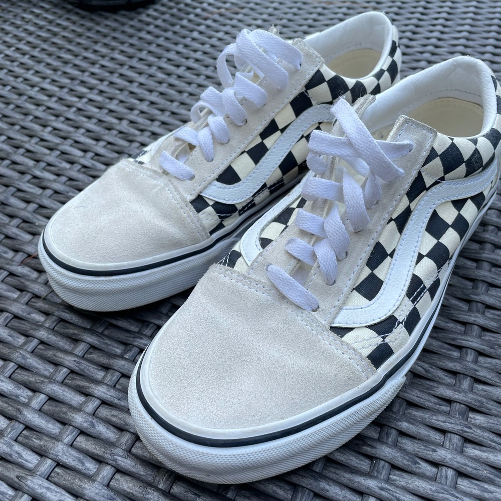 “Checkerboard Old Skool” white and black vans